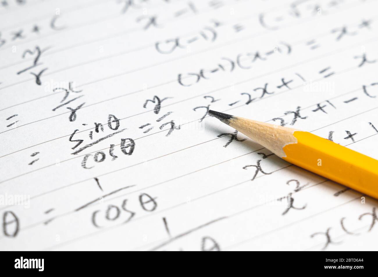 Background educativo concettuale con formule matematiche e matite. Foto Stock