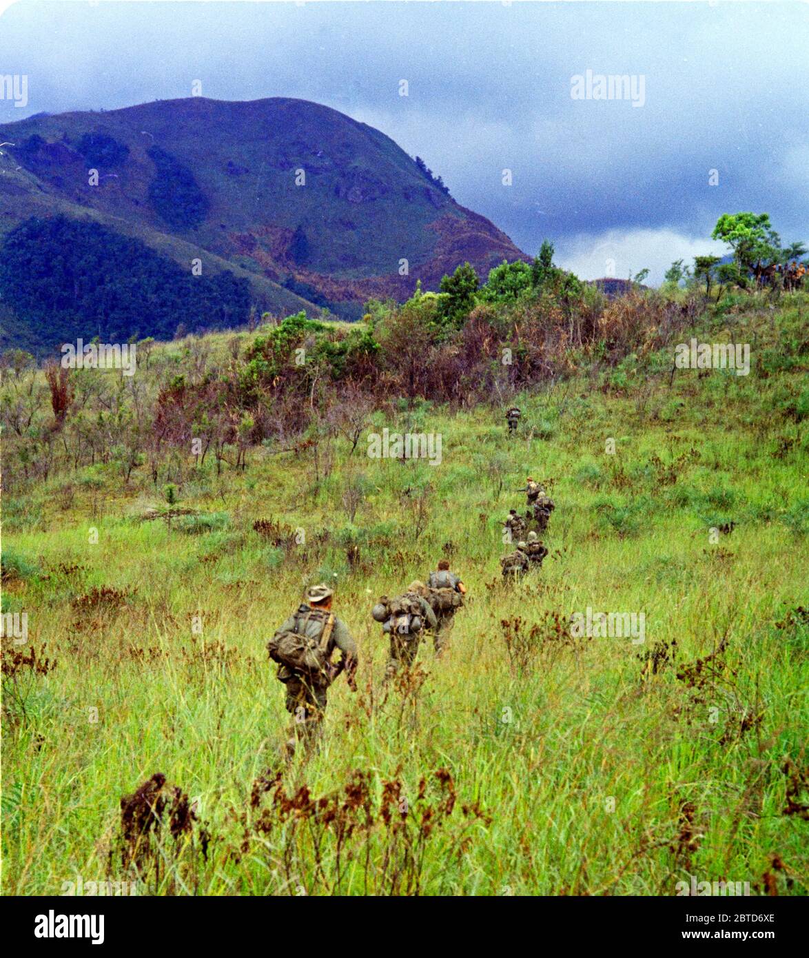 Fotografia dei membri della società in movimento lungo il perimetro della zona di atterraggio durante il funzionamento cuocere 9 8 1967 Foto Stock