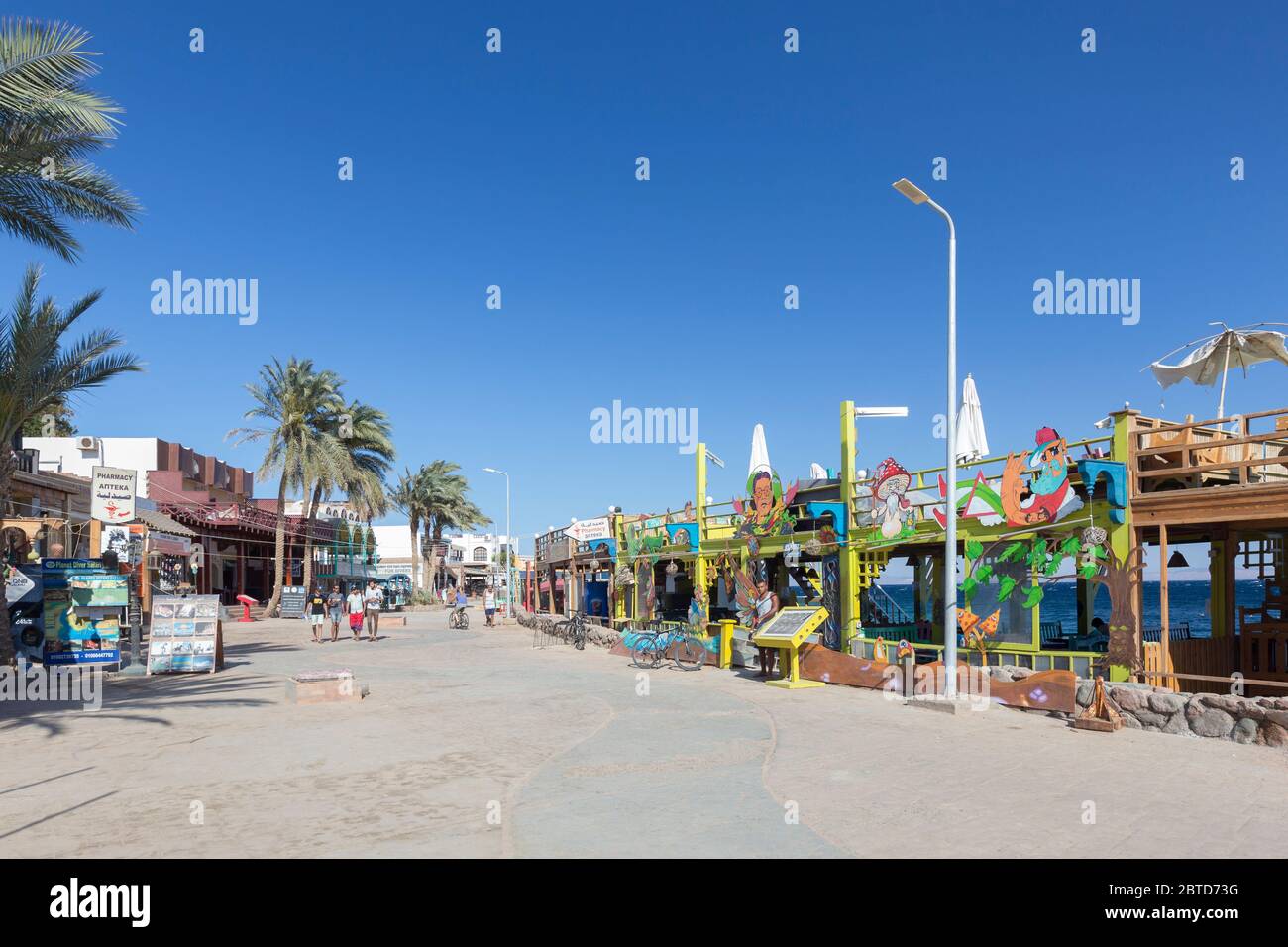 Corniche, lungo il lungomare di Dahab Dahab, Egitto Foto Stock
