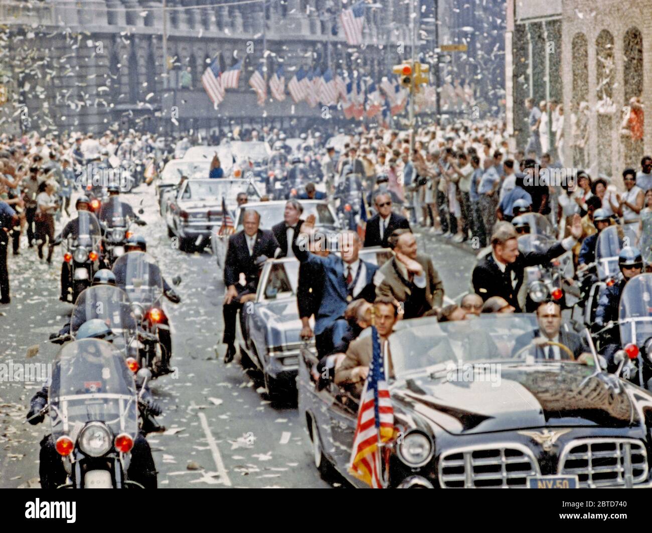 New York City accoglie favorevolmente Apollo 11 equipaggi in una doccia di Ticker tape giù Broadway e Park Avenue in un corteo denominato come il più grande nella storia della città. (Colore) Foto Stock