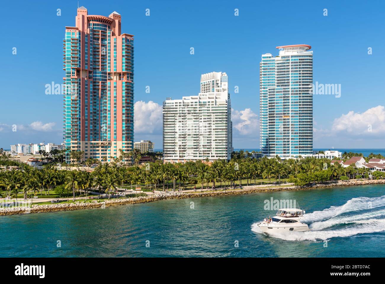 Miami, FL, Stati Uniti - 28 Aprile 2019: Lussuosi condomini alti sulla Florida Intra-Coastal Waterway a Miami Beach, Florida, Stati Uniti. Il Sud Foto Stock