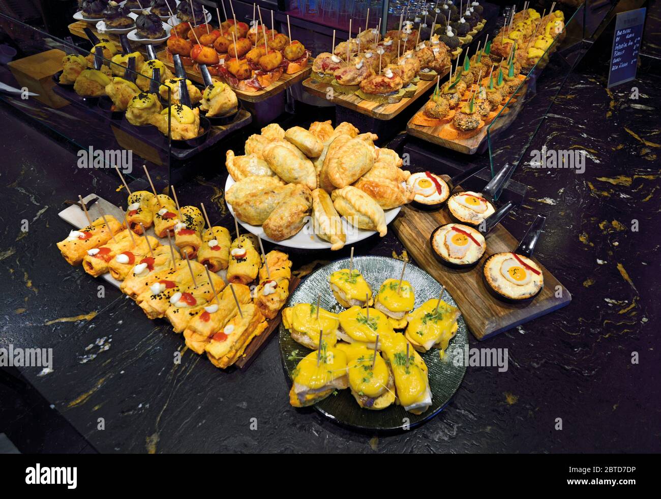 Varietà di finger food e spuntini (pintxos) in un tipico bar basco pintxos Foto Stock