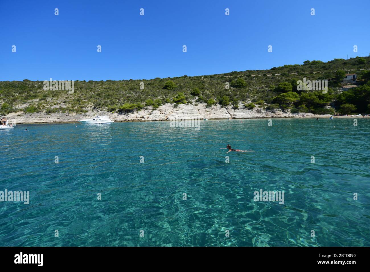 Nuotare nelle acque incontaminate del mare Adriatico vicino Biševo isola nell'arcipelago centrale della Dalmazia in Croazia. Foto Stock