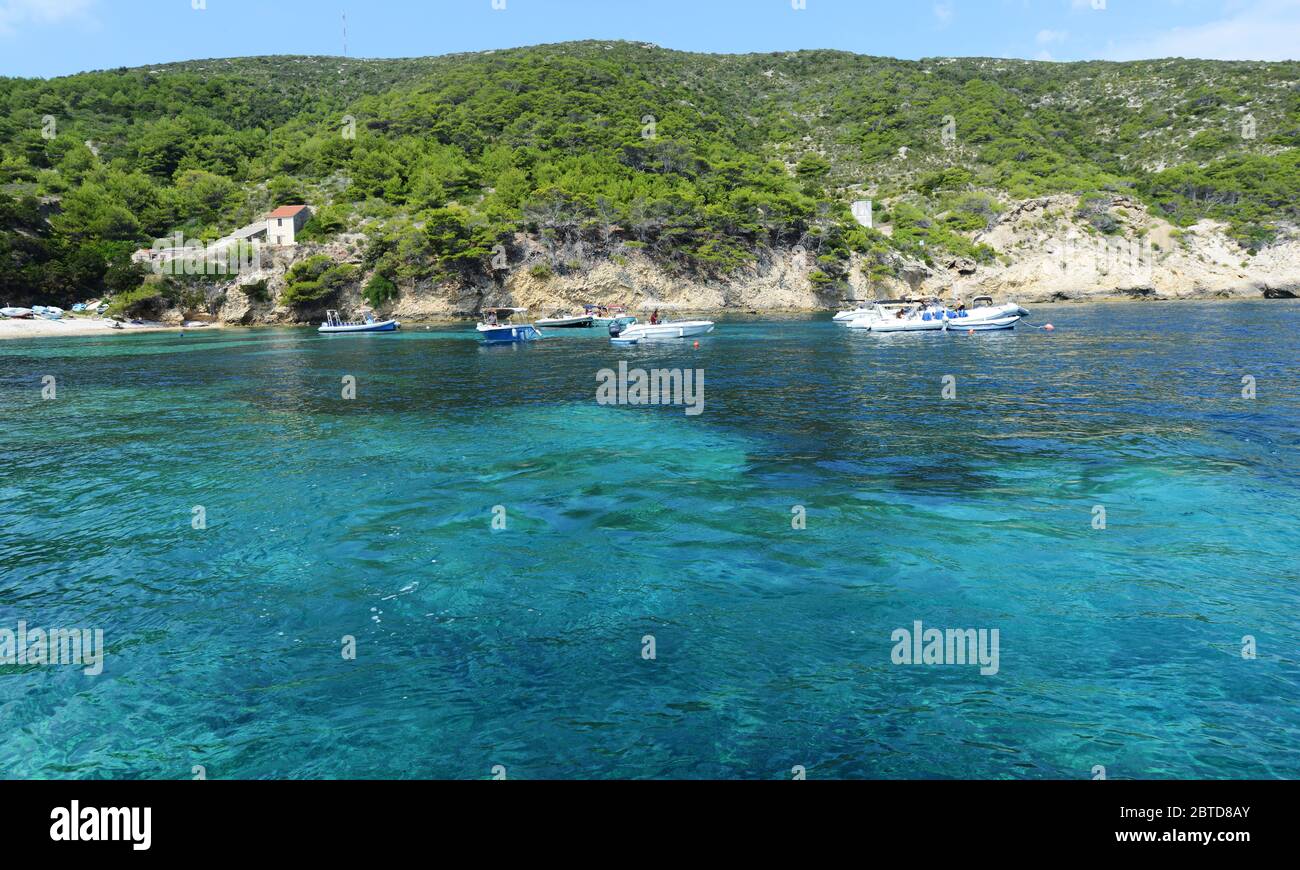 Il mare e la costa dell'isola di Biševo, nell'arcipelago della Dalmazia centrale in Croazia. Foto Stock