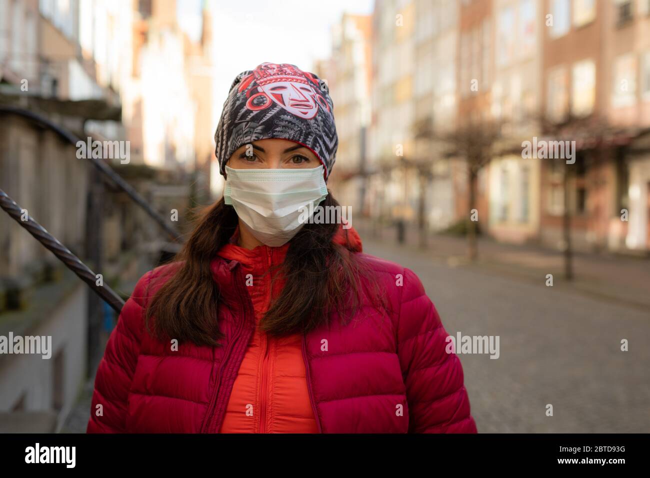 Epidemia di virus Corona (COVID-19) donna in maschera nella città di Danzica, Polonia Foto Stock