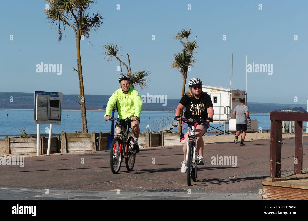 Bournemouth, Regno Unito. 25 maggio 2020. I ciclisti che si allenano sul lungomare di Bournemouth il lunedì delle feste di Spring Bank. Credit: Richard Crease/Alamy Live News Foto Stock