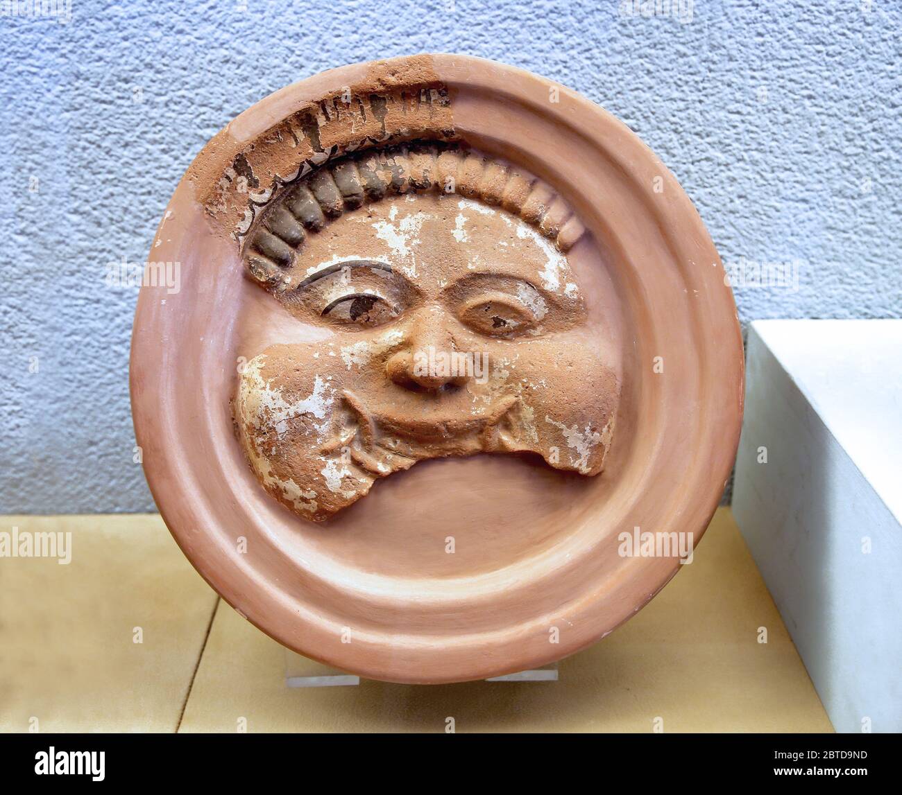 Elemento decorativo in terracotta (sec. VI. BC) scarico. Santuario del Sud, Tempio di Hera, sito archeologico di Paestum. Museo Paestum. Foto Stock