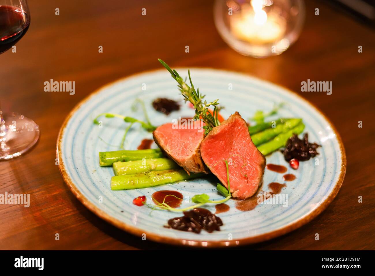 Il piatto di carne e asparagi Foto Stock