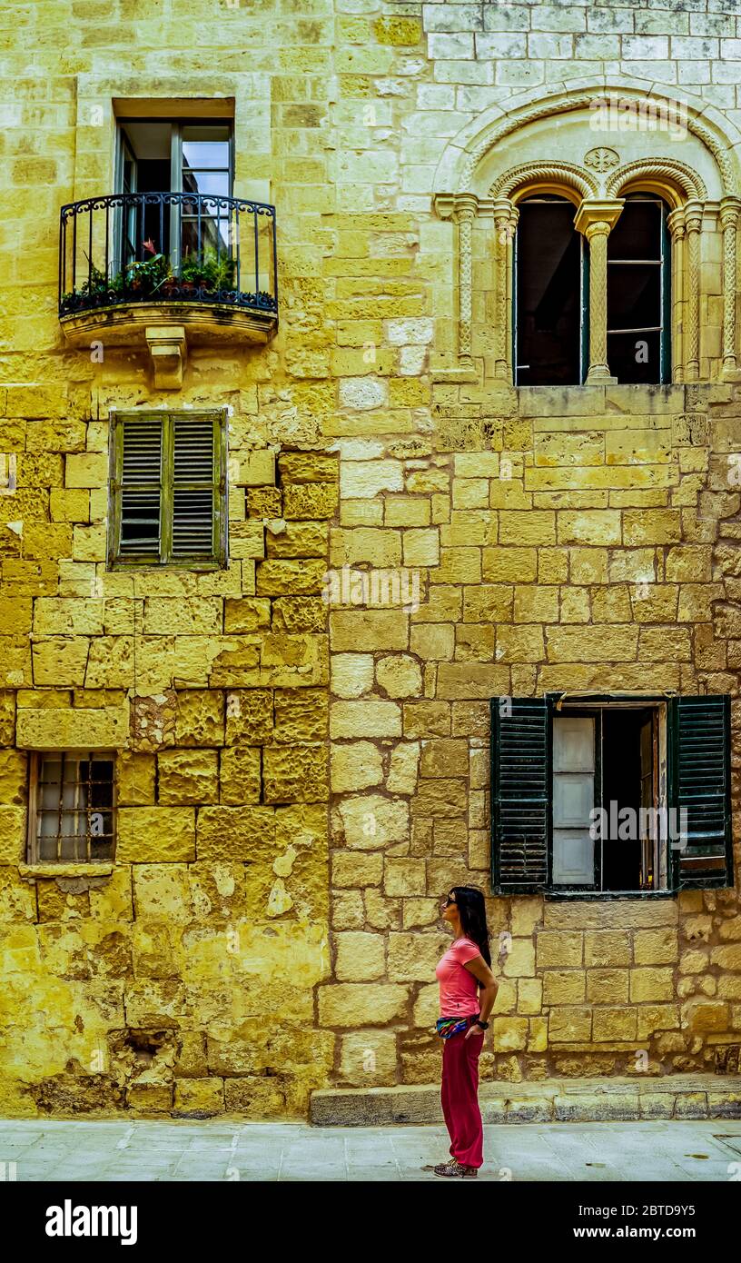 Donne in viaggio sulla strada medievale di Mdina a Malta Foto Stock