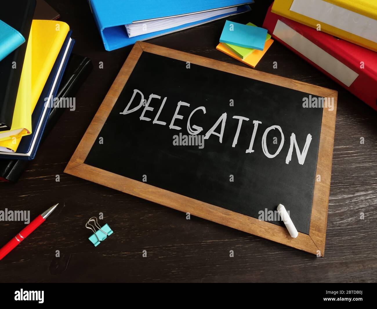 Delegazione scritta in gesso su una lavagna. Concetto di delega. Foto Stock