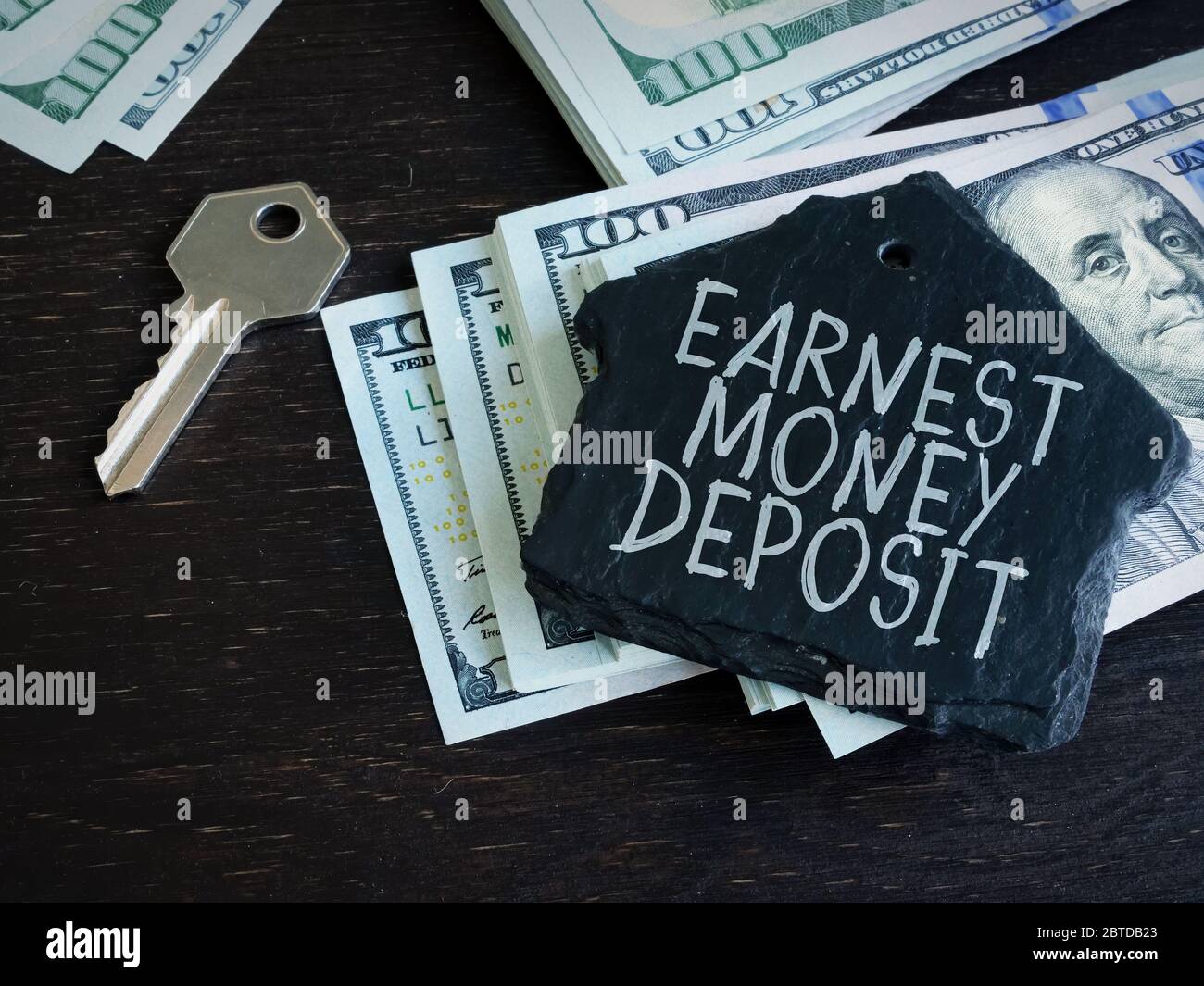 Etichetta di deposito di denaro e pila di denaro. Foto Stock