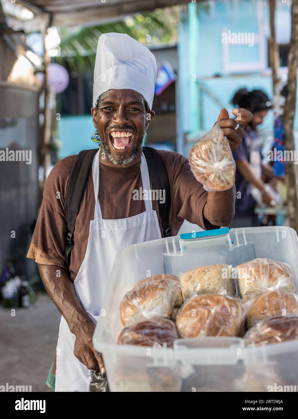 Sorridente venditore di pane felice in Belize Foto Stock