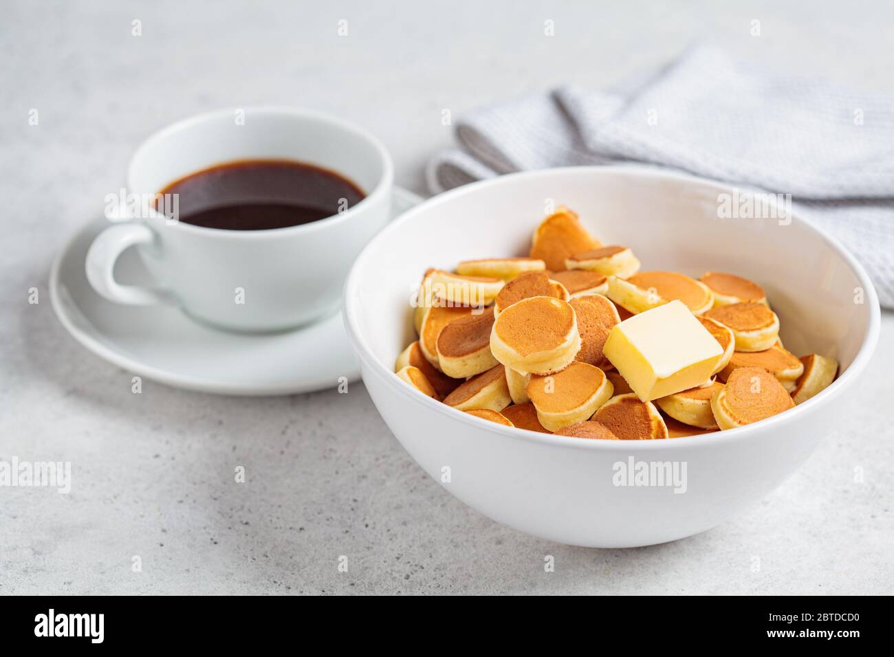 Pancake di cereali in un recipiente bianco. Concetto di cibo per la colazione. Foto Stock