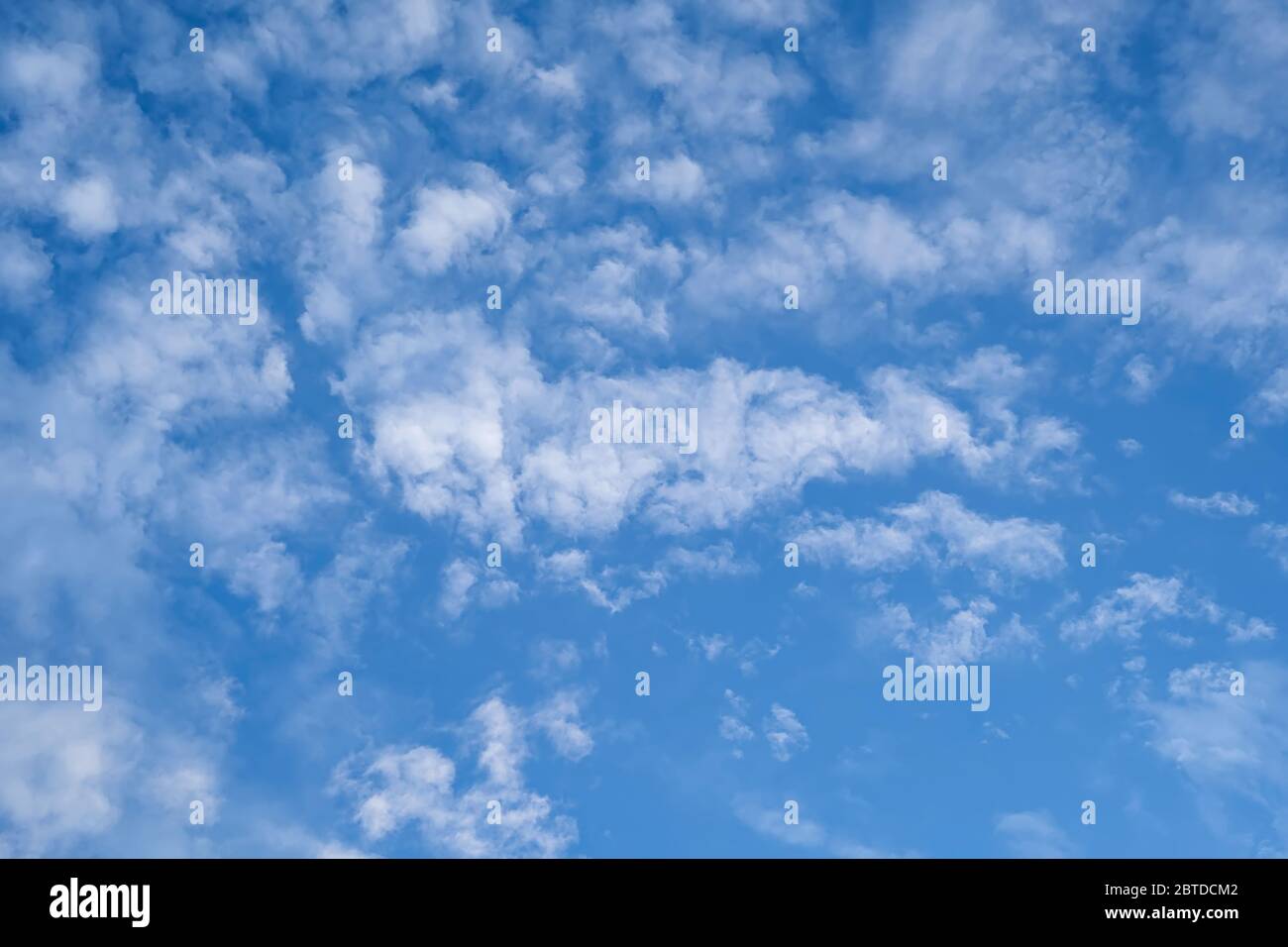 cielo blu con piccole nuvole belle Foto Stock