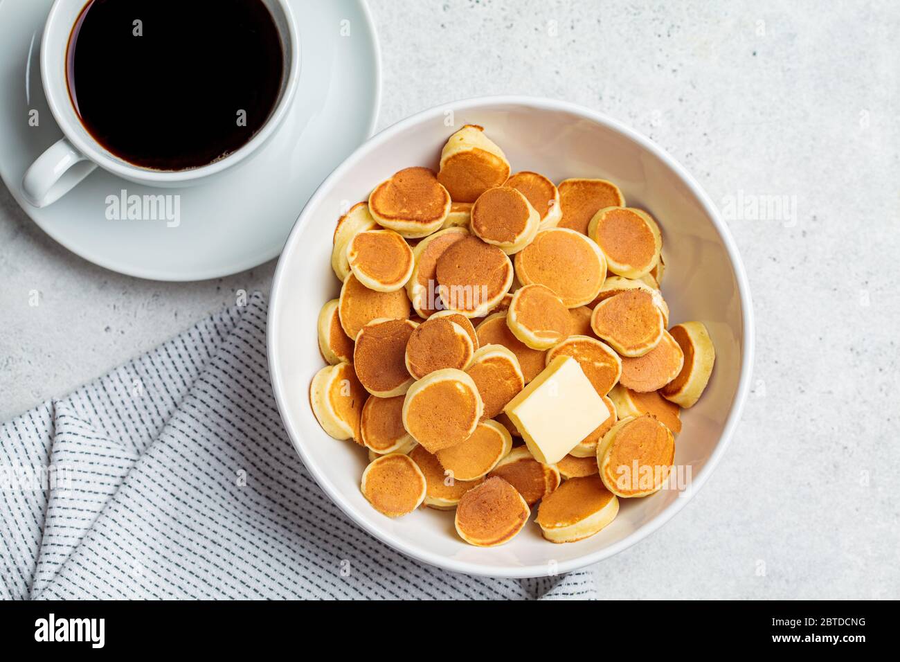 Pancake di cereali in un recipiente bianco. Concetto di cibo per la colazione. Foto Stock