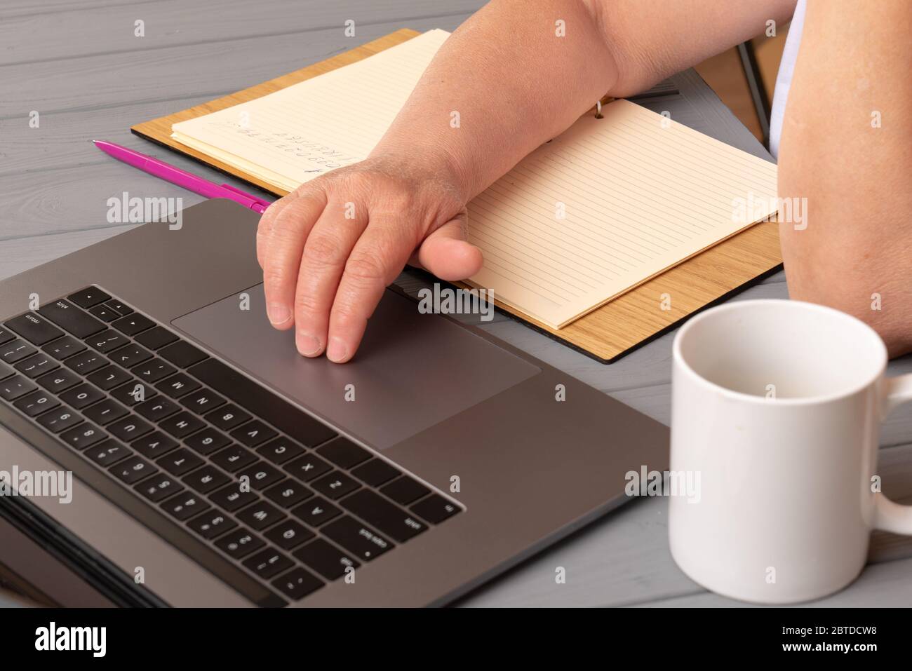 Lavoro da casa per la presa di distanza sociale in Coronavirus Covid-19 situazione, Woman Designer utilizzando laptop sul tavolo a casa sua Foto Stock
