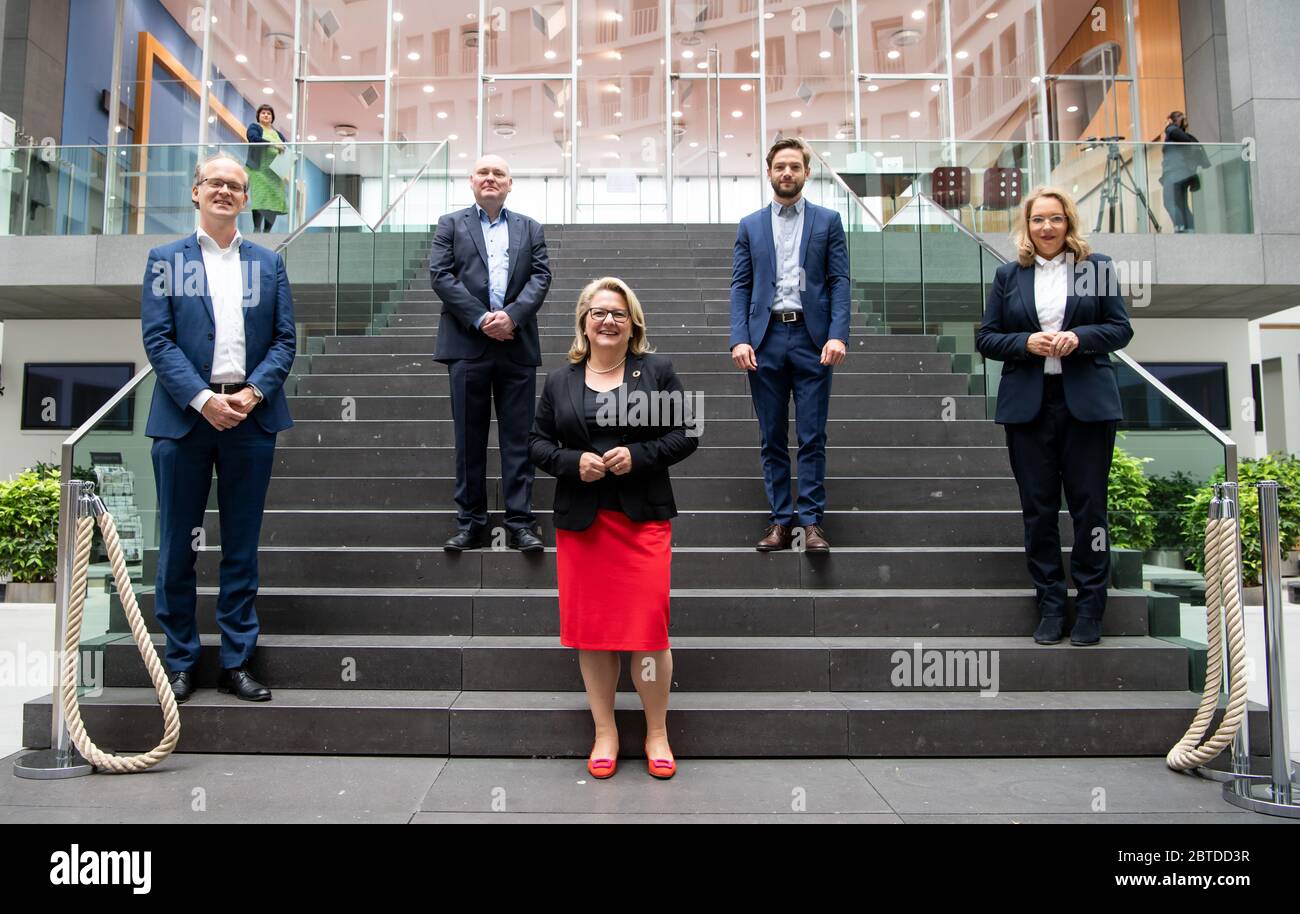 25 maggio 2020, Berlino: Svenja Schulze (M, SPD), Ministro federale dell'ambiente, insieme a Sebastian Dullien (l-r), Istituto di Macroeconomia e di Ricerca sul ciclo economico (IMK), Achim Truger, Università di Duisburg-Essen, membro del Consiglio tedesco di esperti economici, Matthias Runkel, Forum Ökologisch-Soziale Marktwirt, Clauptschaft (FÖS) e Clauf (Clauf). Istituto tedesco di ricerca economica (DIW), presenta alla Conferenza federale della stampa proposte per il progetto di stimolo economico. Il tema di uno studio commissionato dal Ministero da quattro istituti di ricerca economica è ' Foto Stock