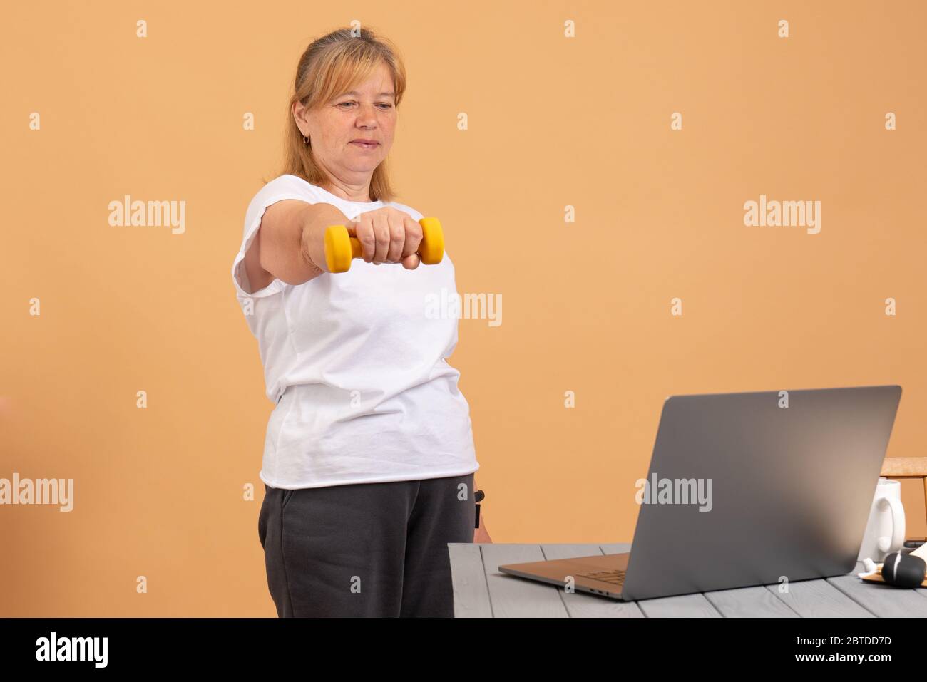 Allenamento domestico e corso di esercizio online su computer portatile. Allenamento in palestra, yoga o ginnastica o video tutorial Foto Stock