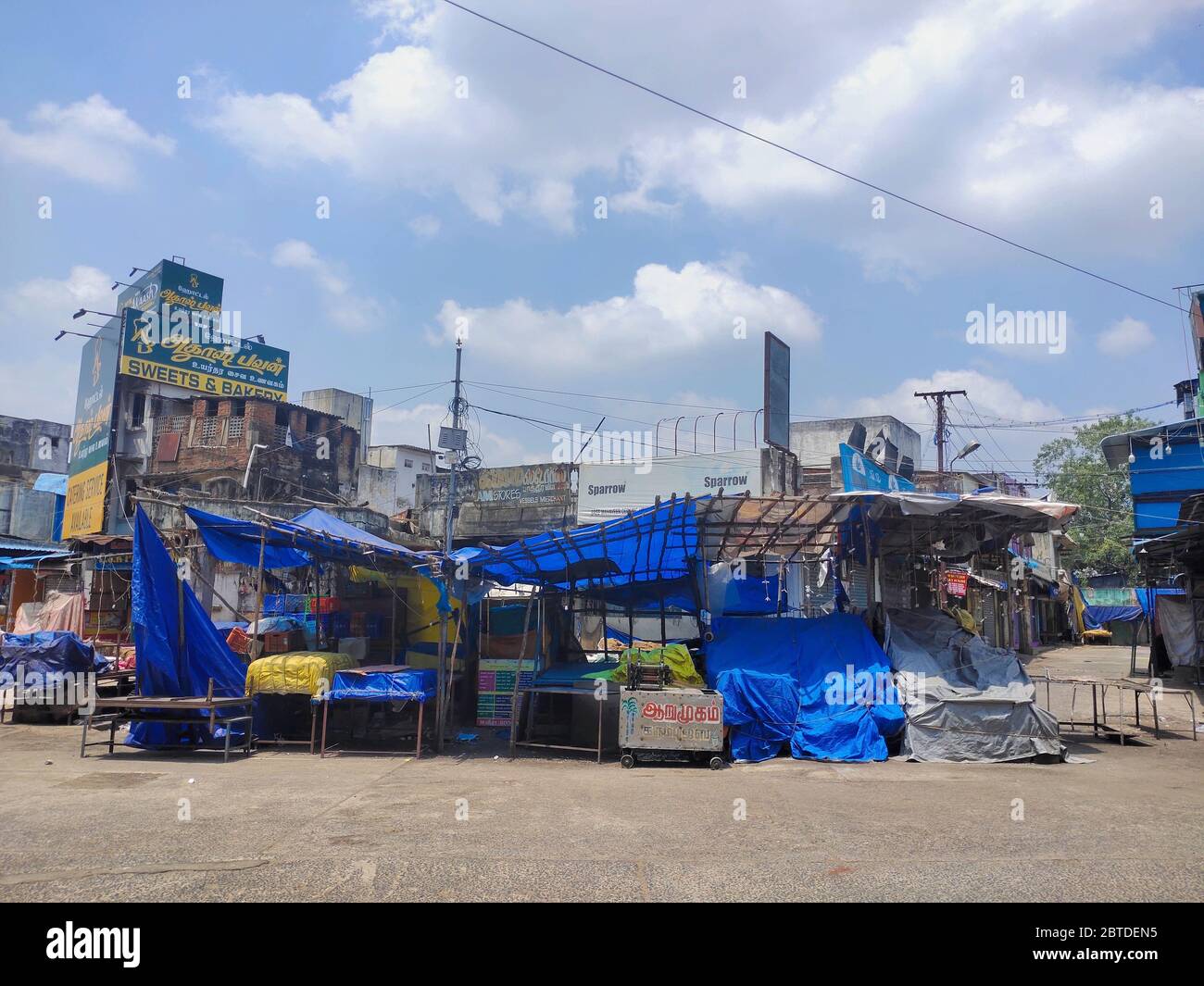Chennai, india - 24 maggio-2020: mercato di strada indiano tutto chiuso aprile fino alla data a causa del covid 19 corona virus lockdown 4.0 in india. Foto Stock