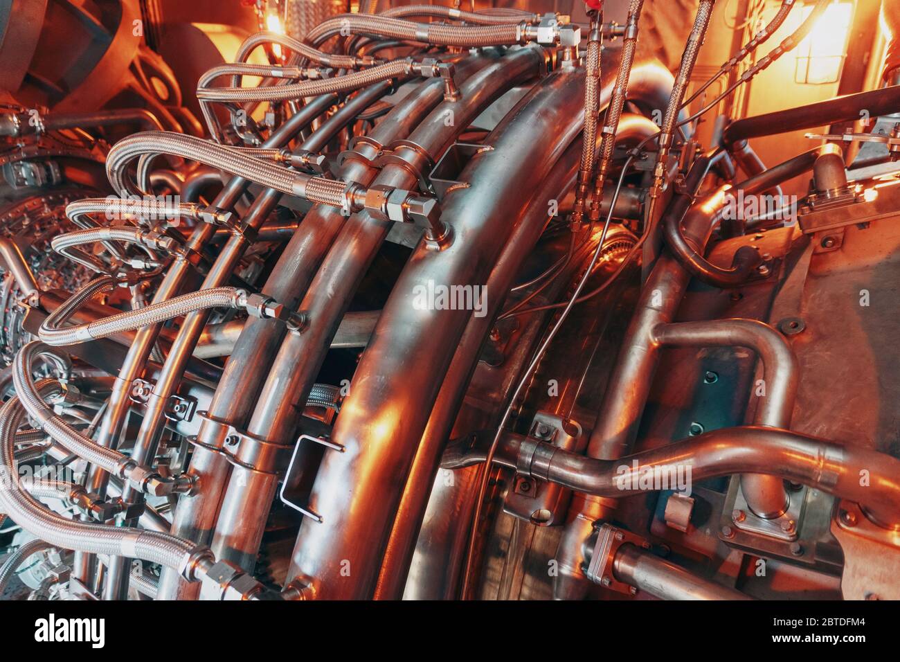 Installazione di turbine a gas in centrali elettriche e nel settore aeronautico. Generazione di energia ecocompatibile. Foto Stock