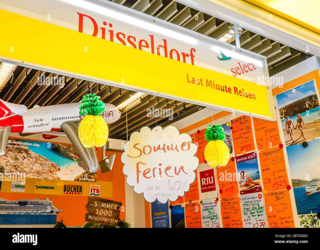 Duesseldorf, Nord Reno-Westfalia, Germania - le agenzie di viaggio Last minute nel mercato dei viaggi all'aeroporto di Duesseldorf aspettano invano per custodia Foto Stock