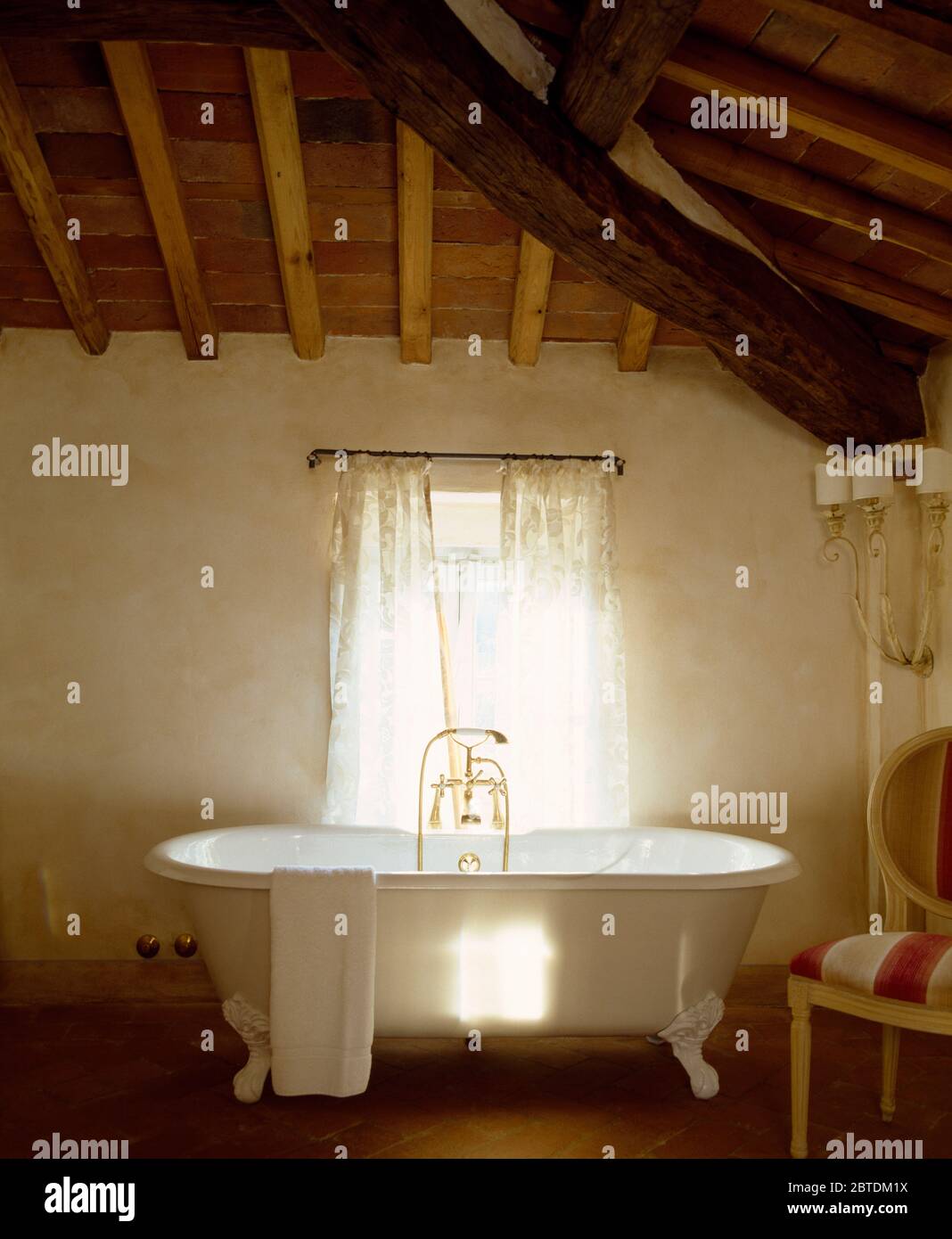 Vasca da bagno bianca con piano di sopra davanti alla finestra in bagno in  villa italiana Foto stock - Alamy