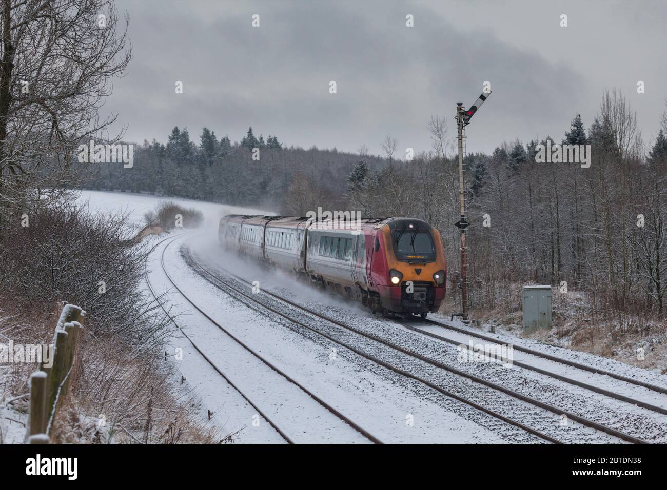 Un treno Virgin voyager passa per Thornhill (a nord di Dumfries) con un treno Glasgow Central - Carlisle, deviato a causa di un ponte danneggiato in neve pesante Foto Stock