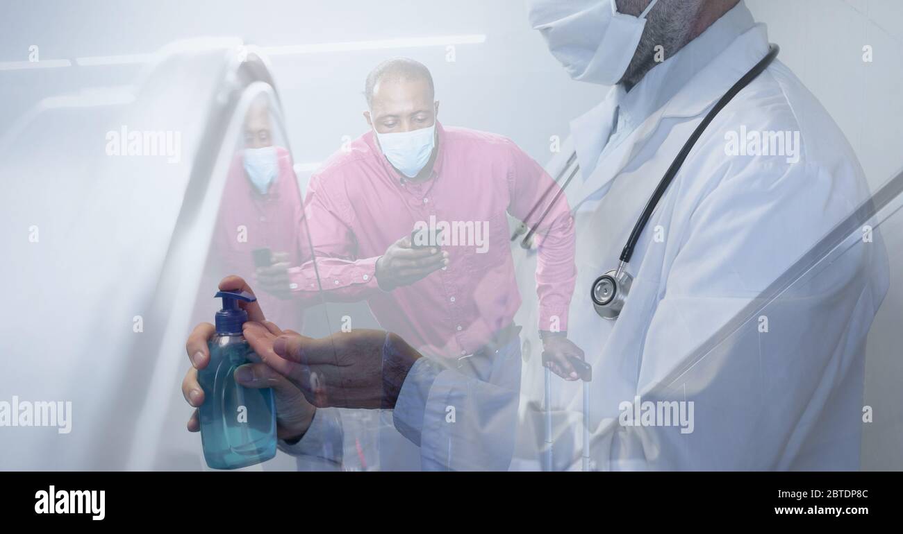 Operatore sanitario e afroamericano uomo sulla scala mobile indossando coronavirus covid19 maschera e utilizzando g Foto Stock