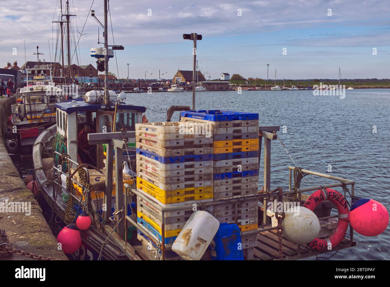 Gabbie di pesce sulla barca da pesca al Quay a Wells-next-the-Sea, Norfolk, UK Foto Stock