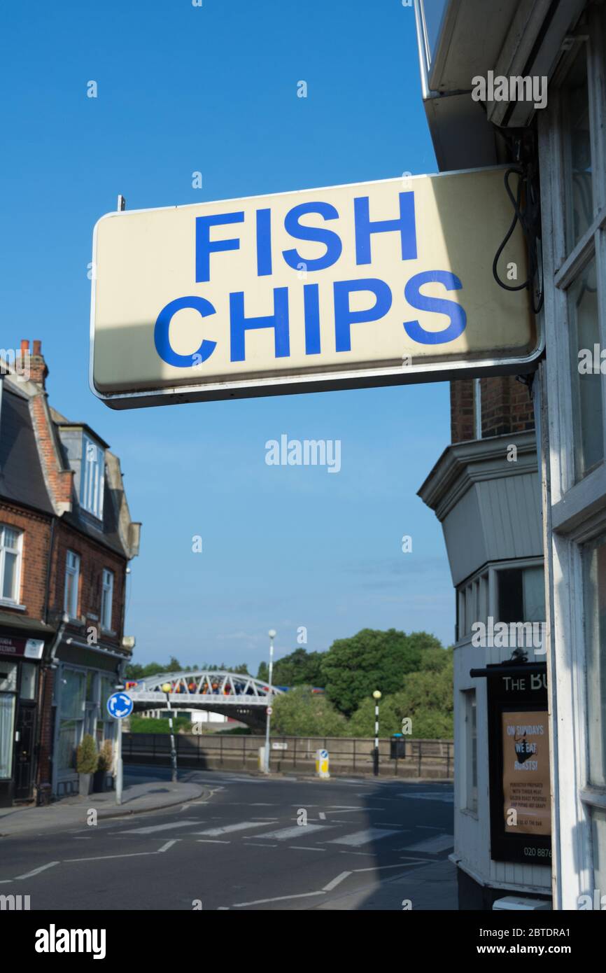 Un cartello con la scritta Fish and Chop Shop fuori da un chippy a Londra, Regno Unito Foto Stock