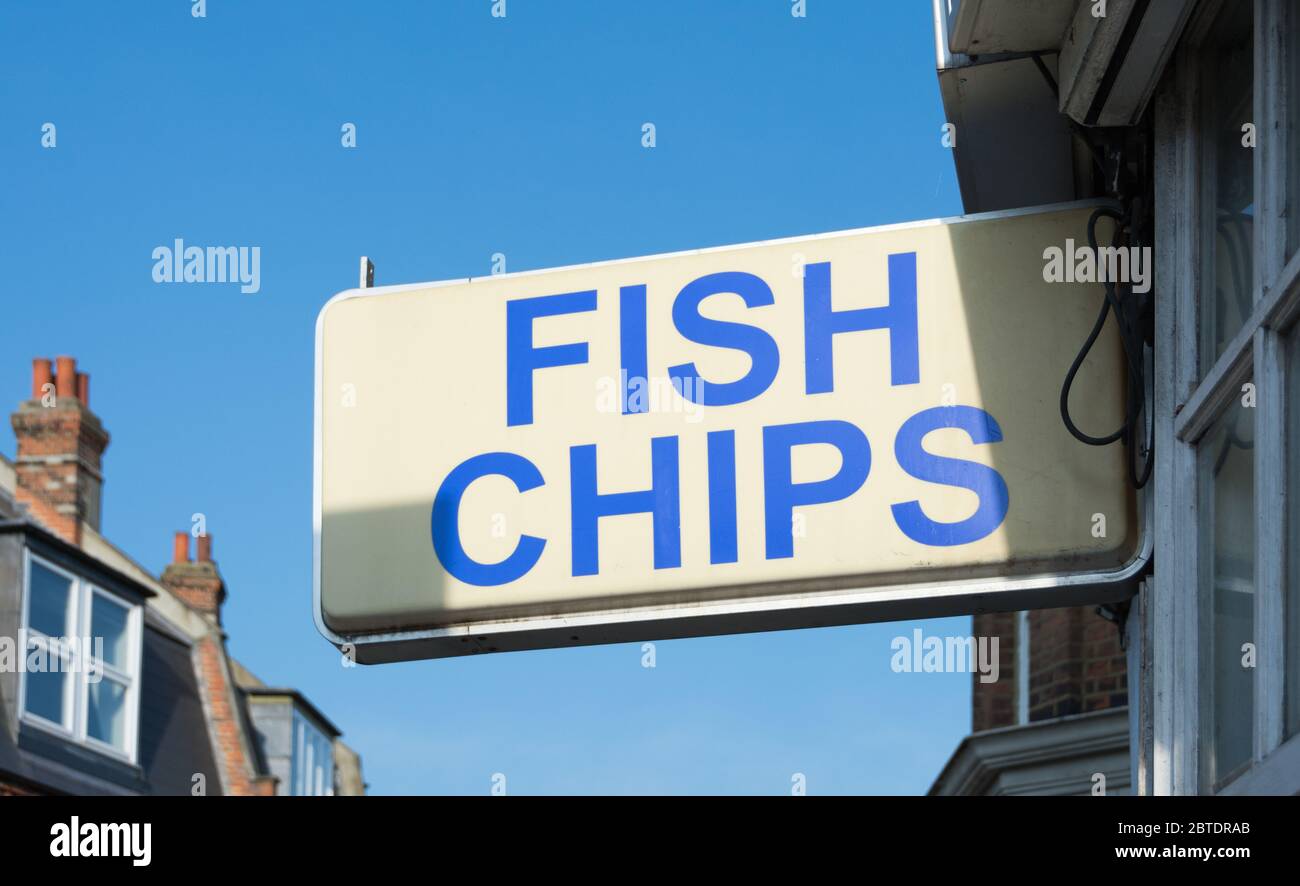 Un cartello con la scritta Fish and Chop Shop fuori da un chippy a Londra, Regno Unito Foto Stock