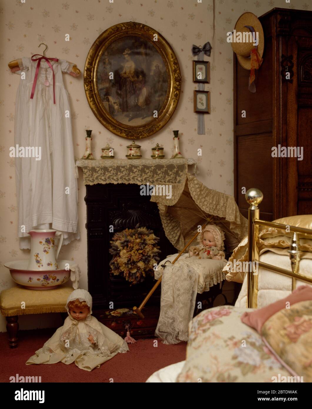Bambole vintage e abito da notte in stile vittoriano camera da letto Foto Stock