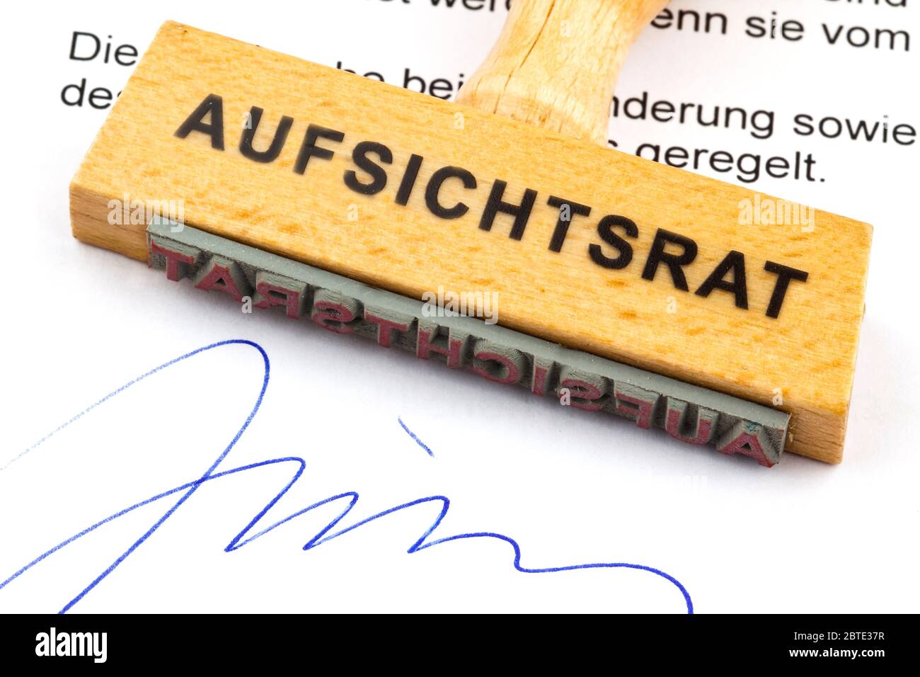 Timbro di legno su un documento con scritta Aufsichtsrat, comitato di vigilanza Foto Stock