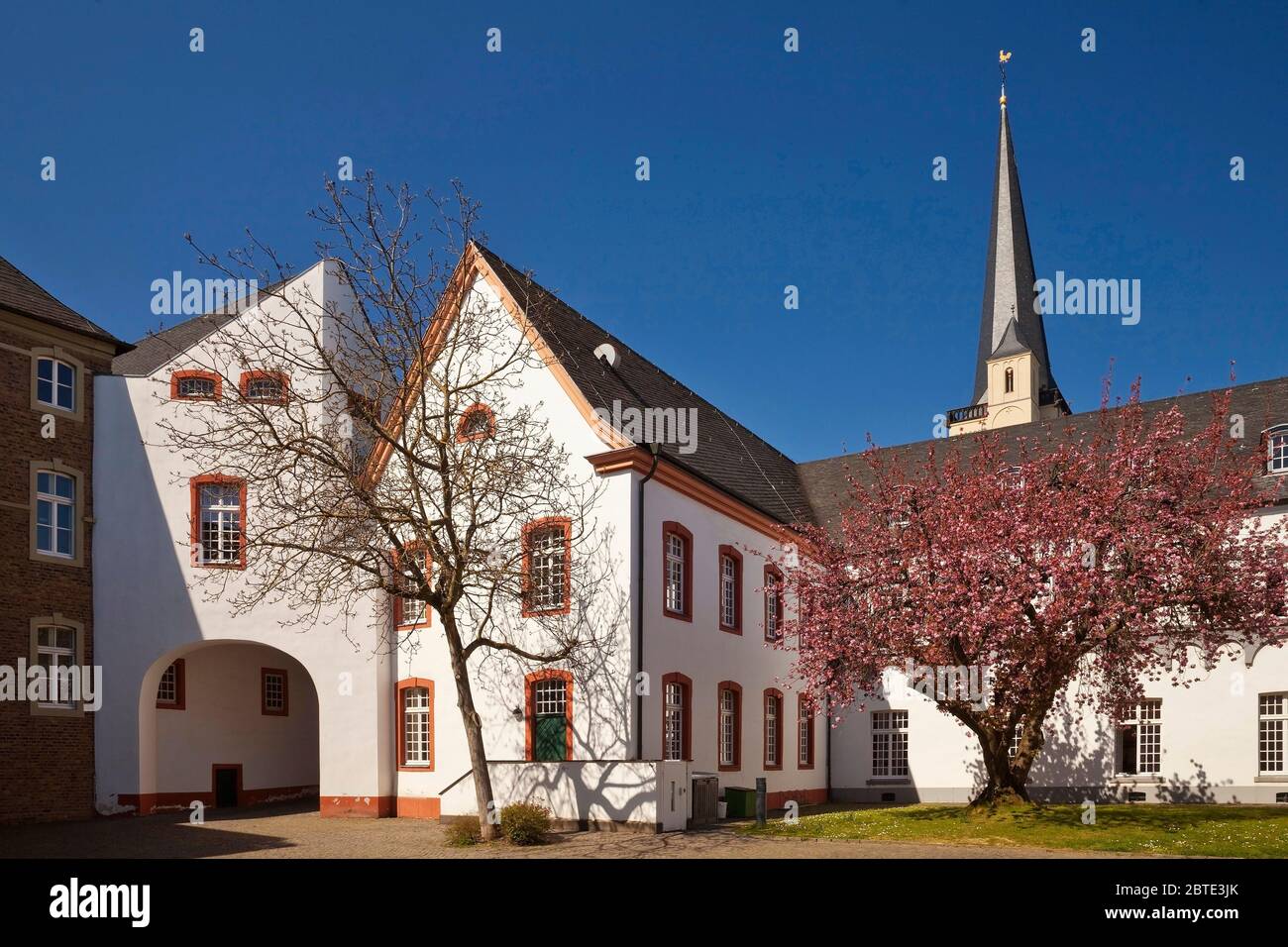Faermyard di Brauweiler Abbazia con chiesa di San Nikolaus, Germania, Nord Reno-Westfalia, basso Reno, Pulheim Foto Stock