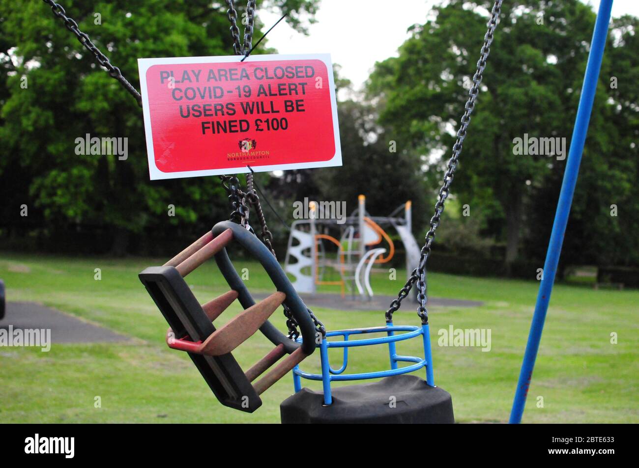 COVID segnale di avvertimento Abington Park Northampton Foto Stock