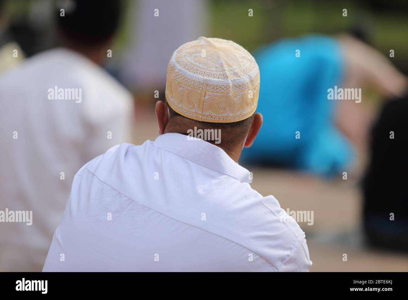 Cassino, Italia - 24 maggio 2020: ID-al-Fitr, i musulmani pregano spaziati il giorno di fine Ramadan Foto Stock