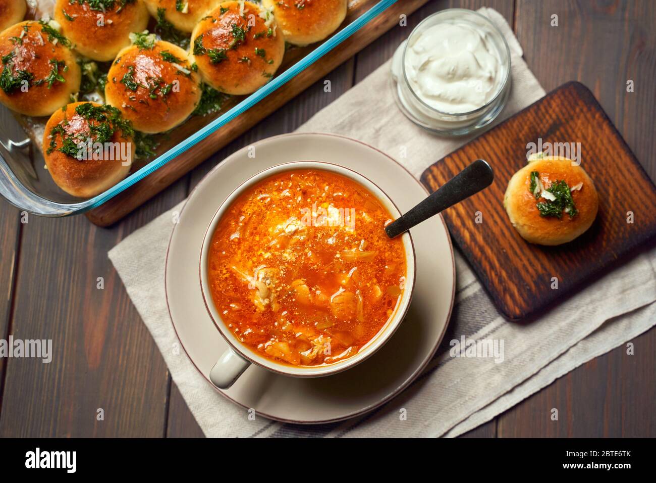 Borscht rosso ucraino nazionale con panna acida e ciamboli pampushki Foto Stock