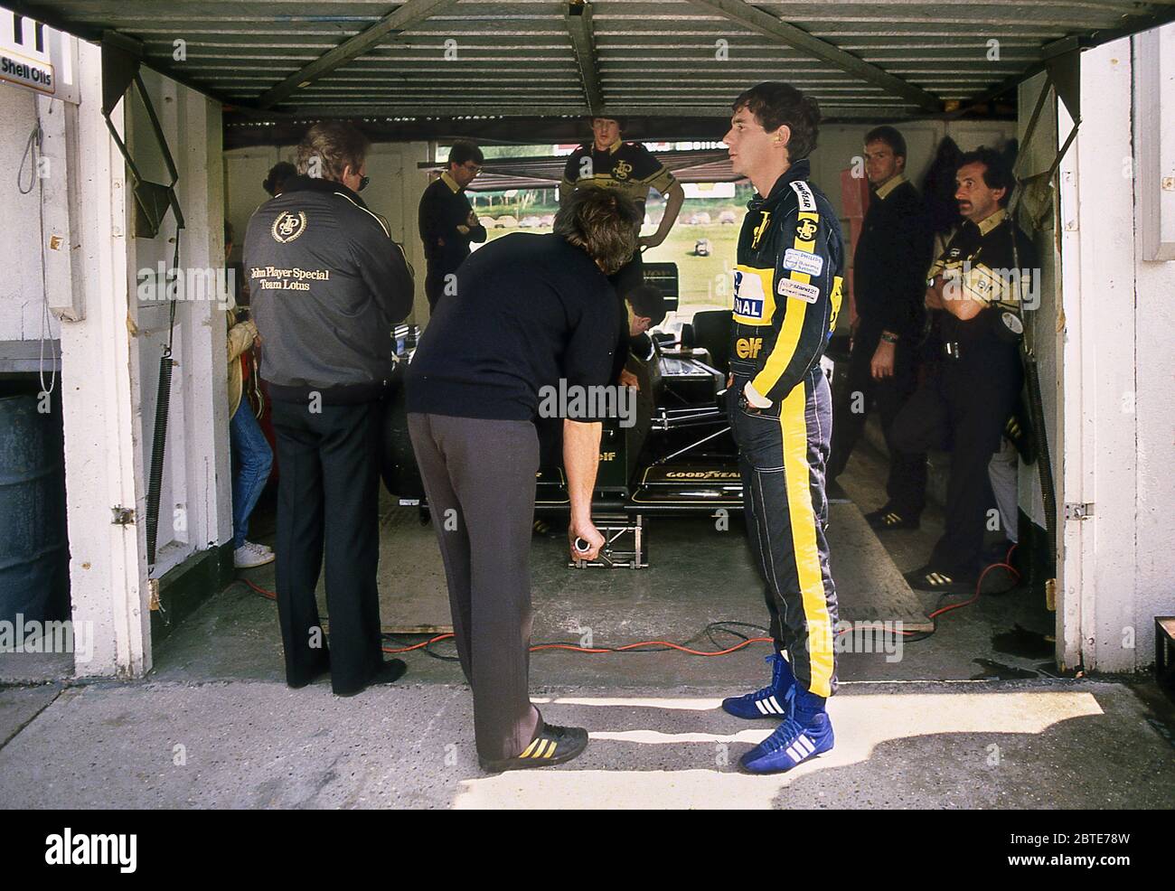 Ayrton Senna ai box Lotus-Renault F1 al Gran Premio di Gran Bretagna 1986 a Brands Hatch UK Foto Stock