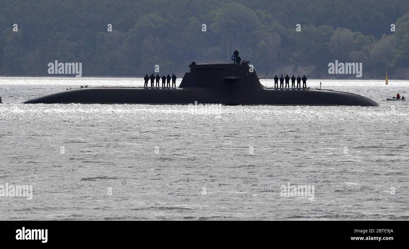 25 maggio 2020, Schleswig-Holstein, Eckernförde: Il sommergibile tedesco U33 ritorna alla base navale e al porto di Eckernförde. Il sottomarino ha fatto diversi viaggi di ricognizione al confine esterno della NATO da febbraio. Nelle scorse settimane, è stato subordinato alla sede marittima dell'Alleanza (comando marittimo alleato, MARCOM) e doveva osservare le attività della flotta russa. Foto: Carsten Rehder/dpa Foto Stock