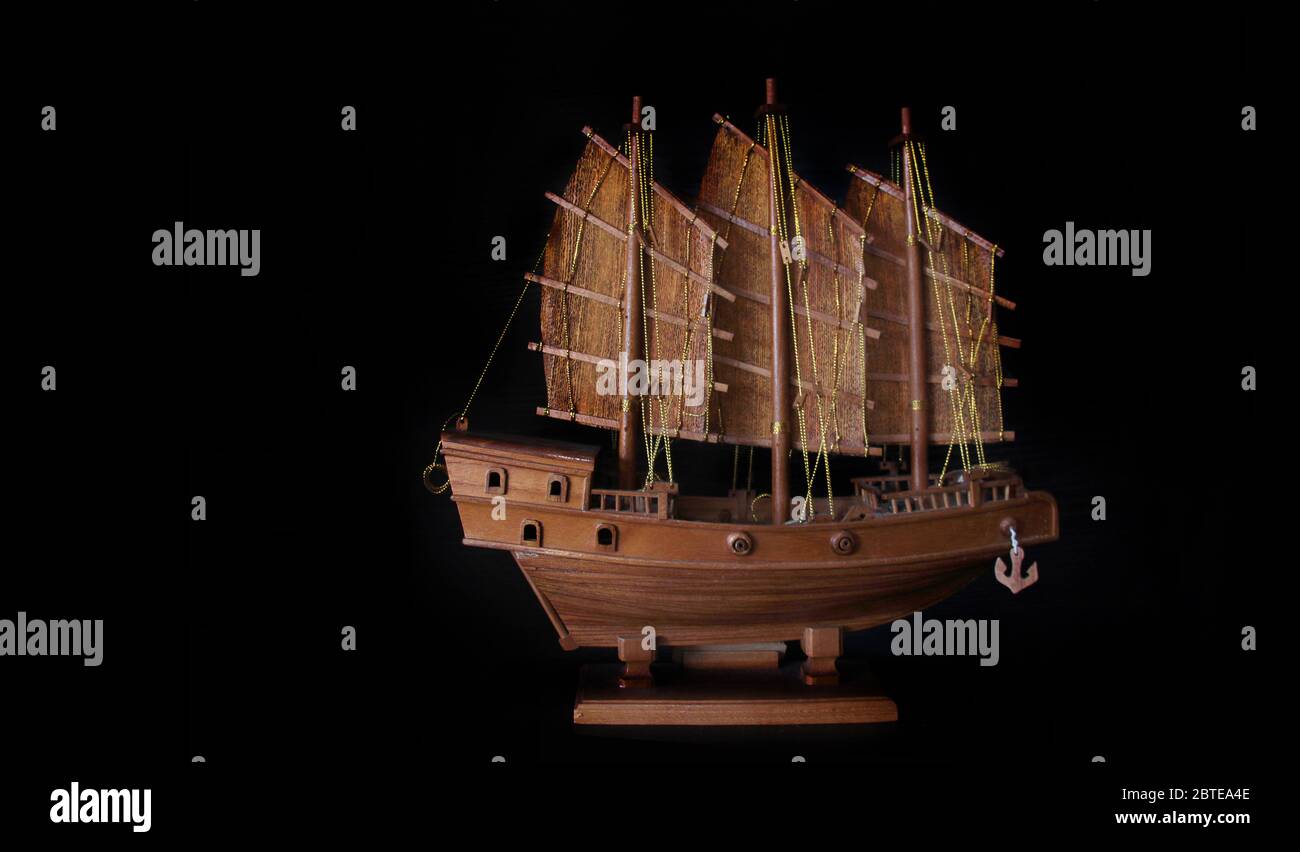 Barca barque fatta a mano da legno per decorazione Casa cinese su sfondo nero Foto Stock