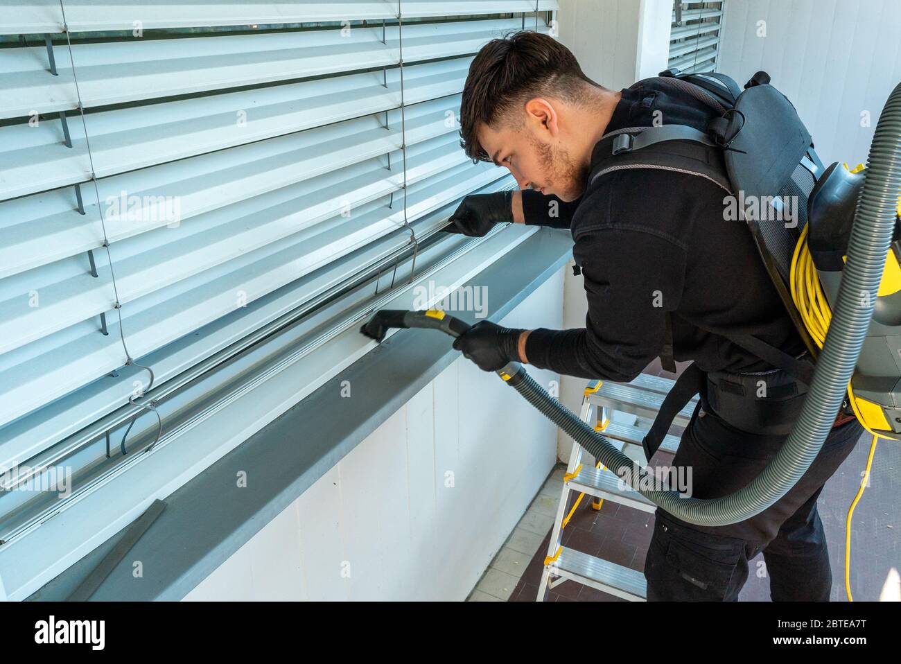 aspirapolvere professionale tende per finestre su un balcone di  appartamenti in un alto edificio Foto stock - Alamy