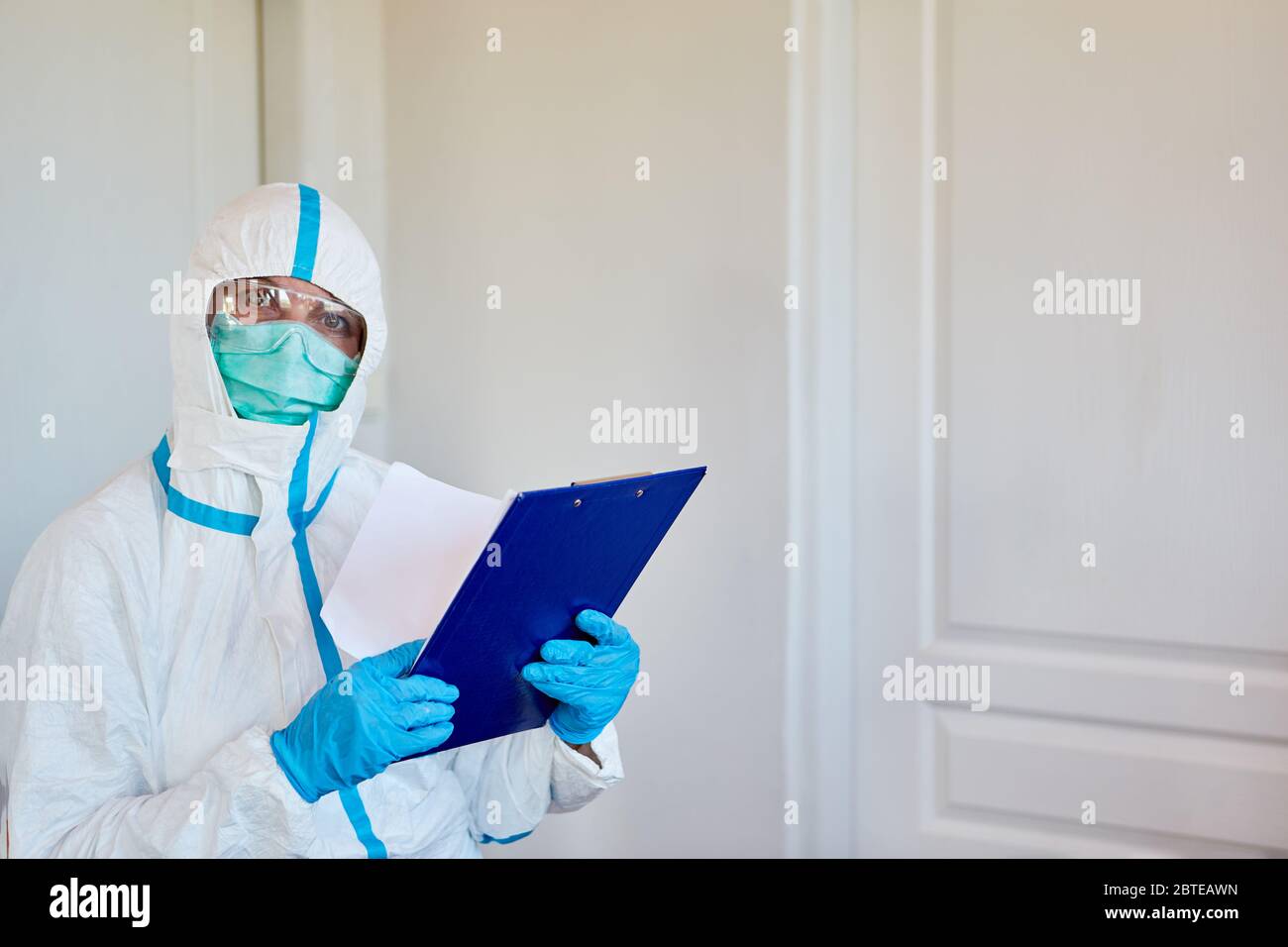 Contenitore Scout del reparto di salute in indumenti protettivi con checklist per il monitoraggio dei contatti in caso di pandemia di coronavirus Foto Stock