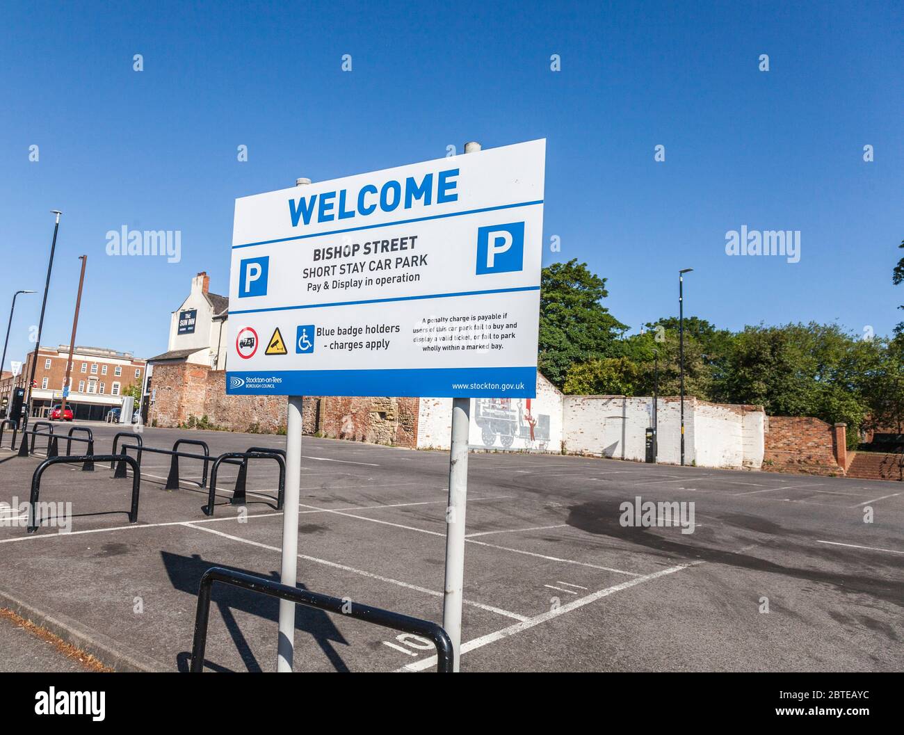 Parcheggio auto Bishop Street e segnaletica a Stockton su Tees, Inghilterra, Regno Unito Foto Stock