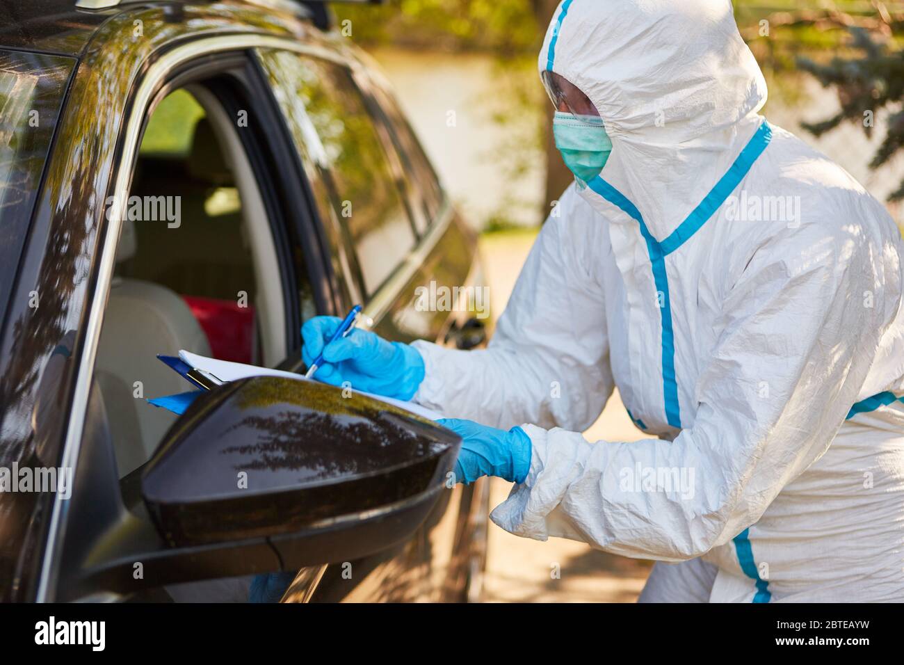 Containment Scout registra i visitatori delle auto provenienti dalla casa di cura nella lista delle visite durante la pandemia del coronavirus Foto Stock