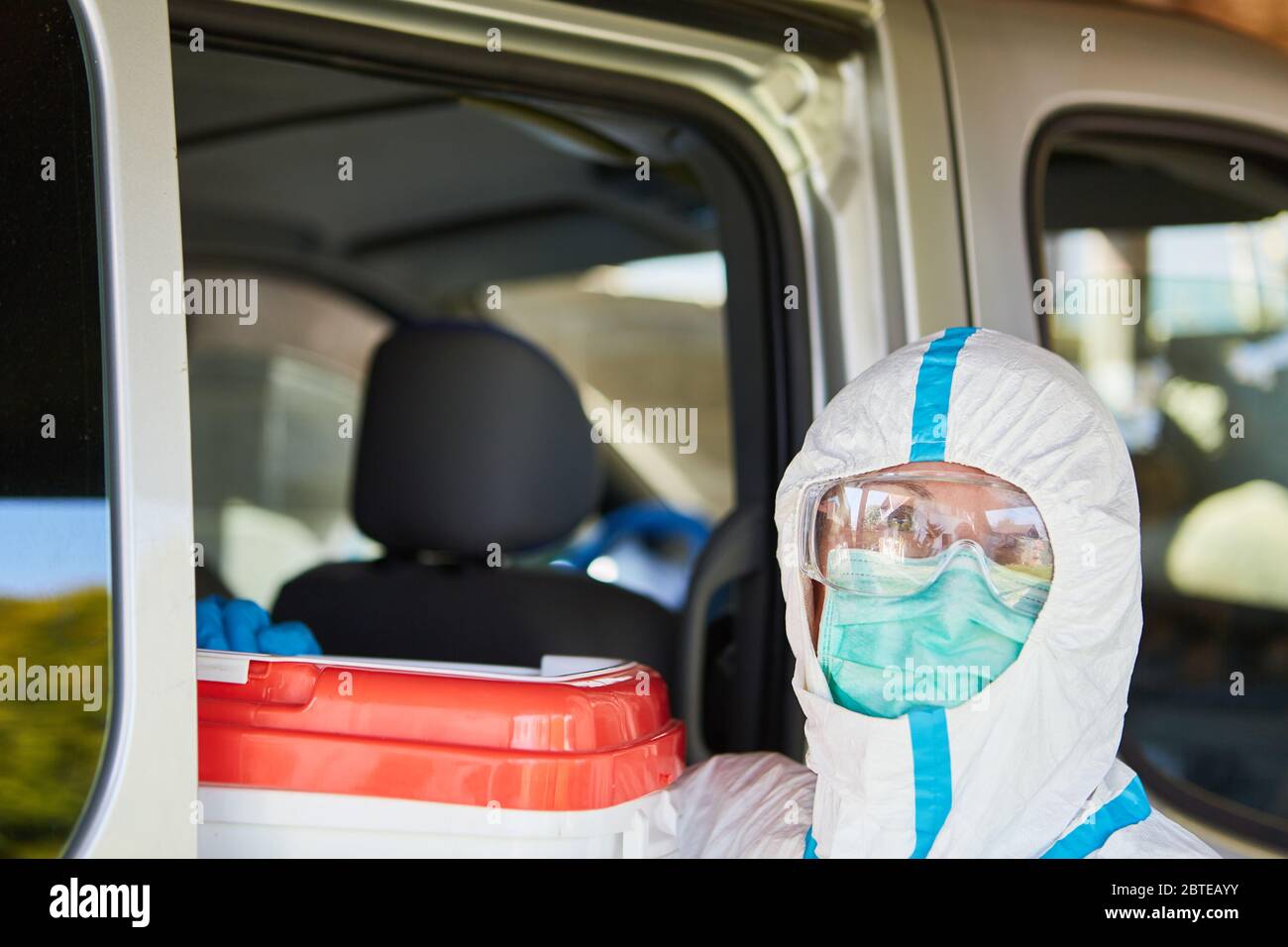 Trasporto e consegna di donazioni di organi da parte del personale in abbigliamento protettivo durante la pandemia di Covid-19 Foto Stock