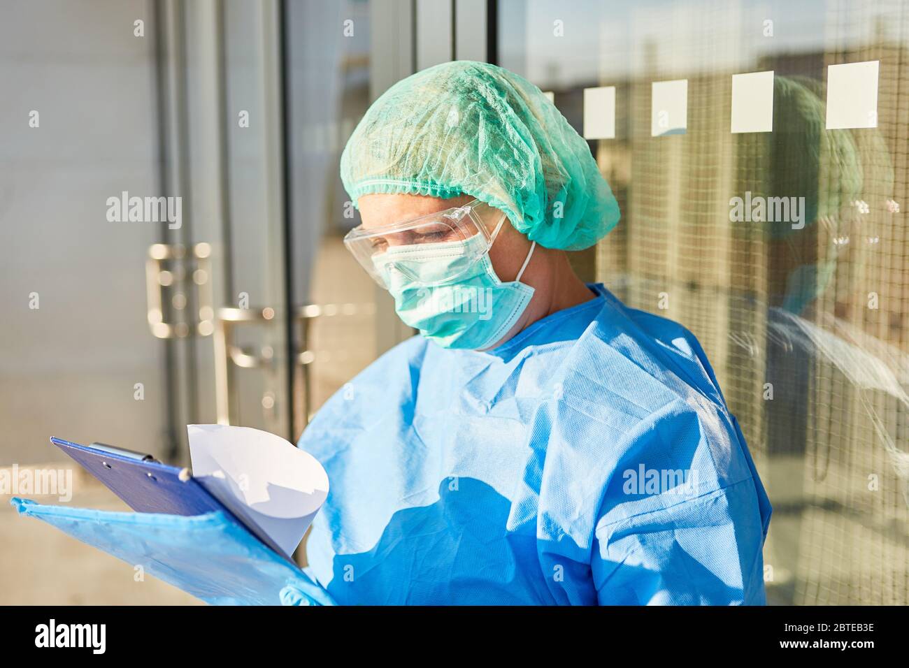 Scout di contenimento di fronte a studi di ingresso in clinica o a casa contatta tracking list durante la pandemia di Covid-19 Foto Stock