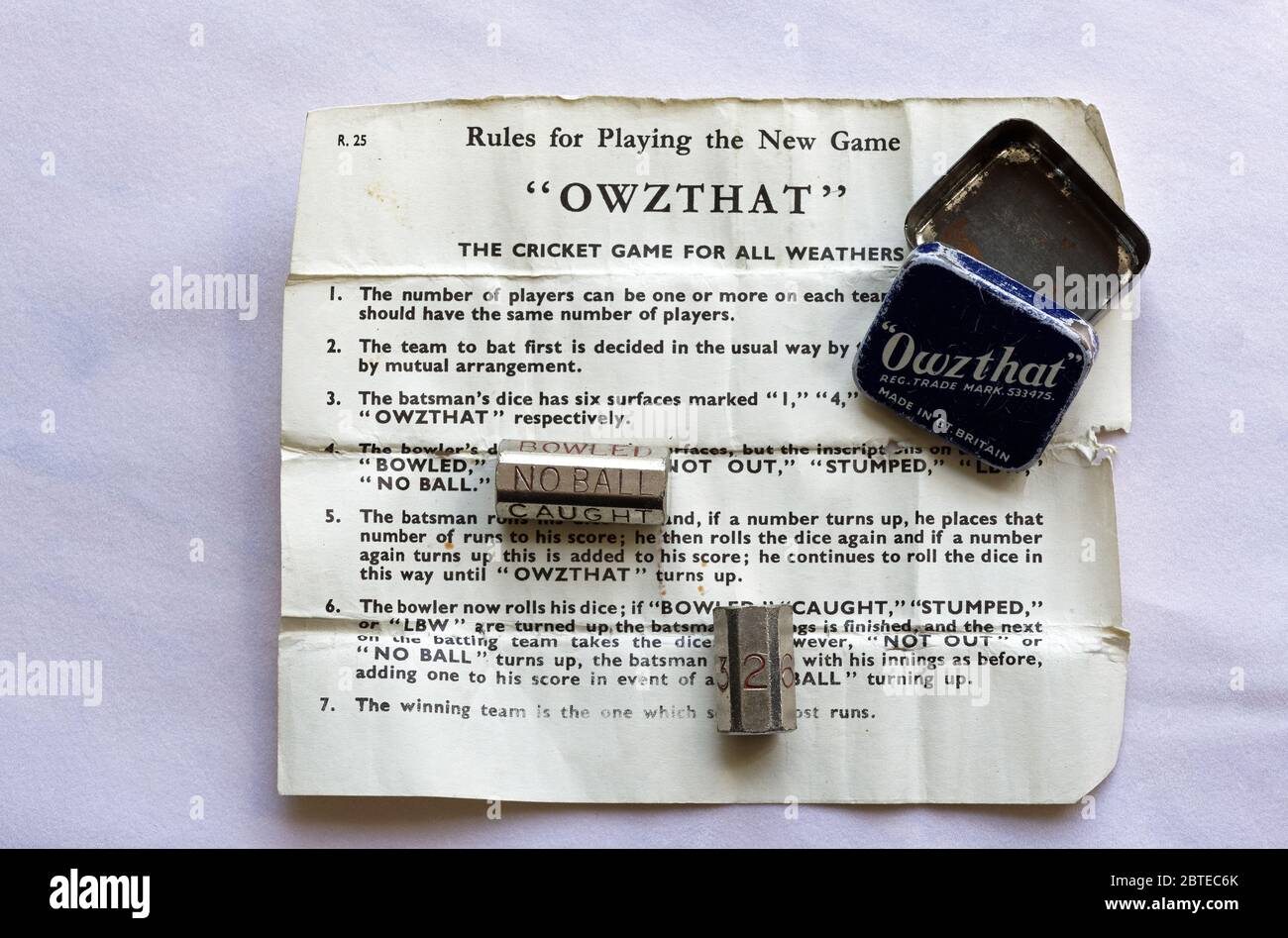 Primo piano immagine del contenuto della latta blu contenente il gioco vintage di Cricket Owzthat intorno agli anni 1940 - 1950 Foto Stock