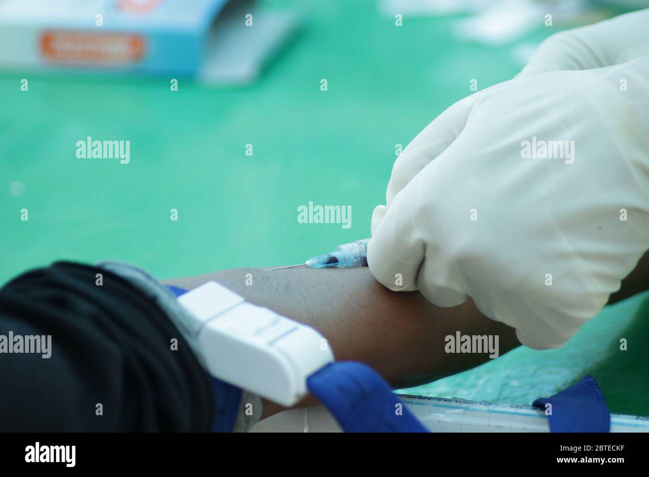 Prelevare un campione di sangue del paziente Foto Stock