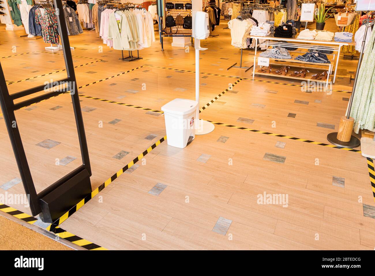 Centro commerciale Siam, Costa Adeje, Tenerife, Isole Canarie, Spagna. 25 maggio 2020. Fase due de-escalation del Covid19, Coronavirus Stato di emergenza consente centri commerciali di aprire con la regolamentazione dei numeri, maschere facciali obbligatorie per il personale e i clienti e mantenendo una distanza di due metri. Contrassegni di pavimento per separare i clienti se devono attendere per entrare nel negozio Pull and Bear. Foto Stock