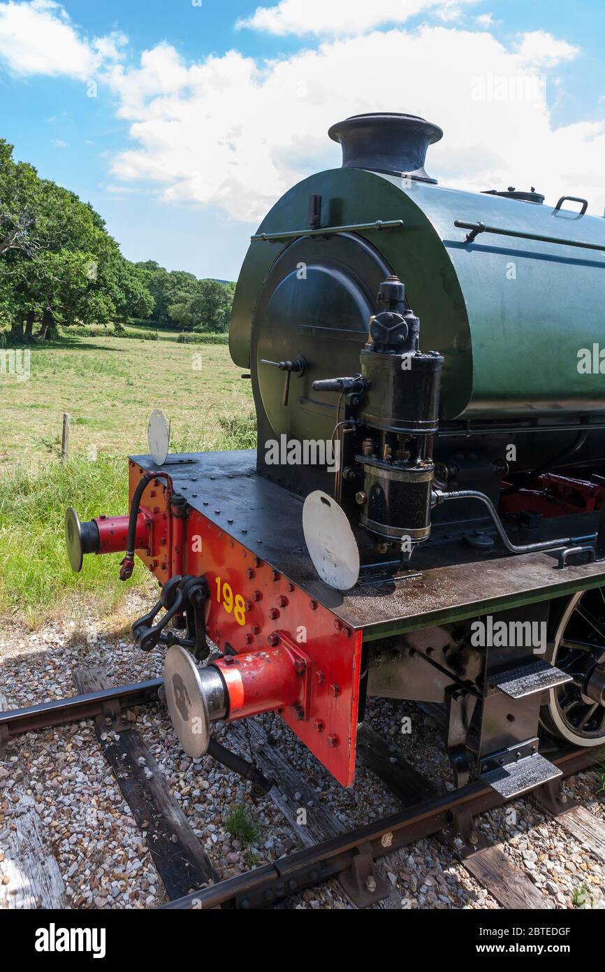 Locomotiva Hunslet austerità WD198 "Royal Engineer" che gira intorno al treno sul passante alla stazione di Wootton, Isle of Wight Steam Railway, Regno Unito Foto Stock